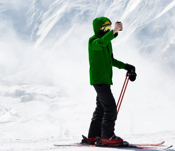 Skier Κάνει Selfie Στο Τηλέφωνο Κάμερα Και Χιονισμένο Βουνό Χειμώνα — Φωτογραφία Αρχείου