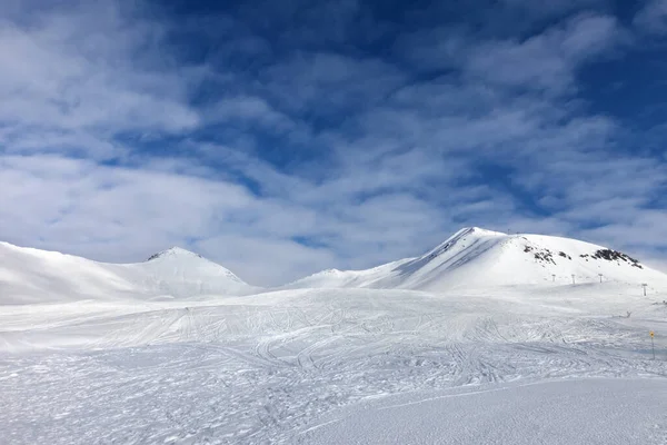Sípálya Nyomtatott Sílécekkel Snowboardokkal Lábbal Havas Hegy Kék Felhőkkel Kaukázus — Stock Fotó