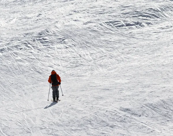 Güneşli Kış Gününde Kar Pisti Dışında Yokuş Aşağı Kayakçı — Stok fotoğraf