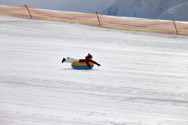 Flicka Nedförsbacke Snöslang Skidort Sol Vinterdag — Stockfoto