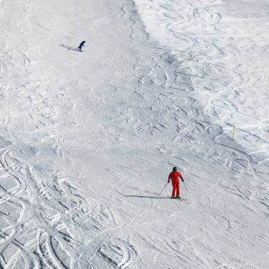 Kayakçı ve snowboardcu kış günü kar yamacında yokuş aşağı iniyor. Gürcistan, Gudauri bölgesi. Kafkas Dağları.