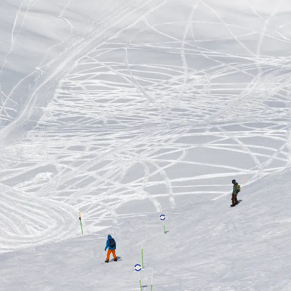 Twee Snowboarders Voor Afdaling Freeriden Spoor Bij Zon Koude Dag — Stockfoto