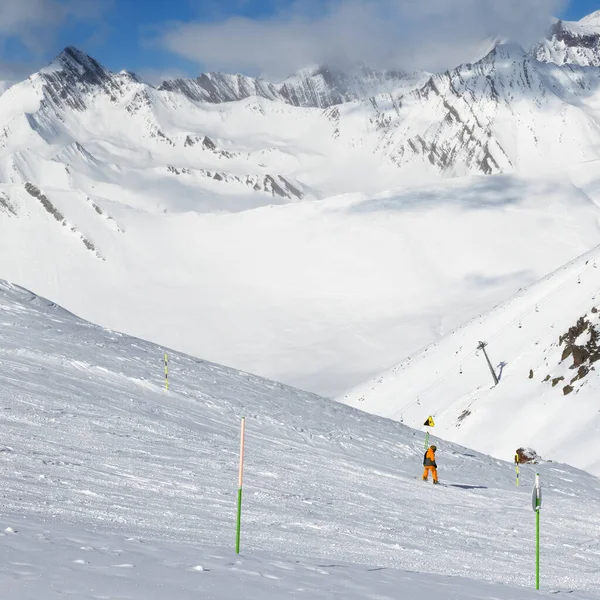 Descida Snowboarder Freeride Traço Montanhas Nuvens Sol Dia Frio Cáucaso — Fotografia de Stock