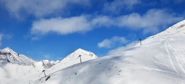 スキー場外の雪の斜面をパノラマビューし 太陽の日にスキー場でチェアリフト 冬のコーカサス山脈 ジョージア州 グドーリ州 サデゼル山 — ストック写真