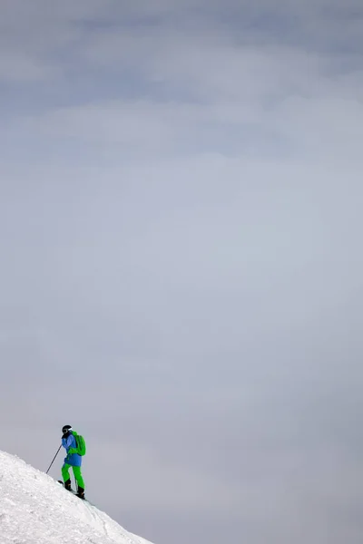 在下坡前滑行在雪地的自由落体斜坡上 在暴风雪前的云雾笼罩的天空中 格鲁吉亚的高加索山脉 Gudauri地区 — 图库照片