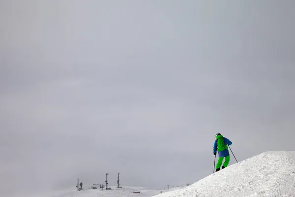 Skiër Voor Afdaling Besneeuwde Freeride Piste Bewolkt Mistige Lucht Bij — Stockfoto