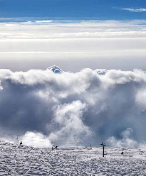 傍晚时分 在多云的日光山上 可以看到有缆车的滑雪胜地 格鲁吉亚的高加索山脉 Gudauri地区 — 图库照片