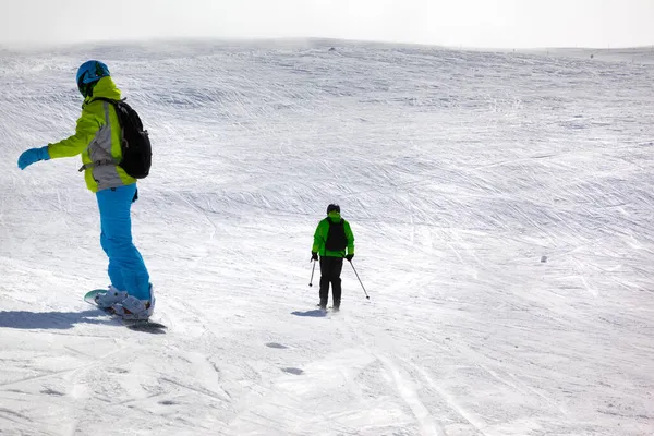 Snowboarder Skieur Descente Sur Une Pente Enneigée Hors Piste Soleil — Photo