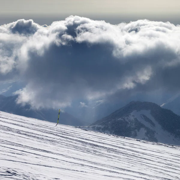 Skidbacke För Slalom Och Solljus Storm Moln Med Fallande Snö — Stockfoto