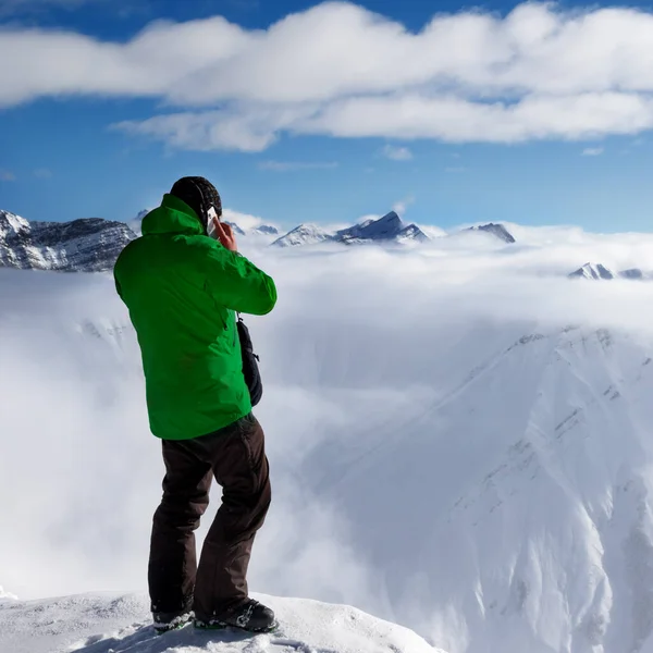 Лыжник Вершине Горы Разговаривает Мобильному Телефону Снежные Горы Inhazw Кавказские — стоковое фото