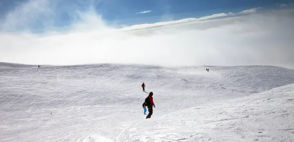 Esquiadores Snowboarders Downhill Encosta Nevada Céu Com Nuvens Luz Solar — Fotografia de Stock