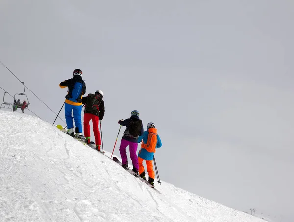 Skiërs Voor Afdaling Besneeuwde Piste Helling Bewolkt Mistige Hemel Bij — Stockfoto