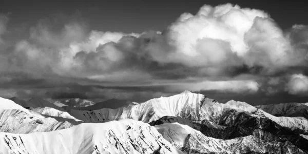 Vista Panorámica Las Crestas Nevadas Día Invierno Sol Montañas Del —  Fotos de Stock