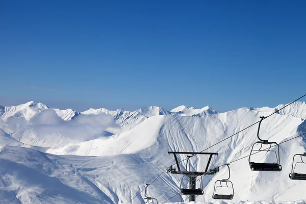 在寒冷的阳光下 椅子升起 多雪的群山 冬季的滑雪胜地 格鲁吉亚高加索山脉 Gudauri地区 — 图库照片