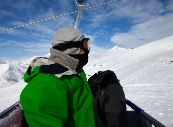 Close Skier Cable Car Snowy Ski Slope Cold Winter Day — Stock Photo, Image