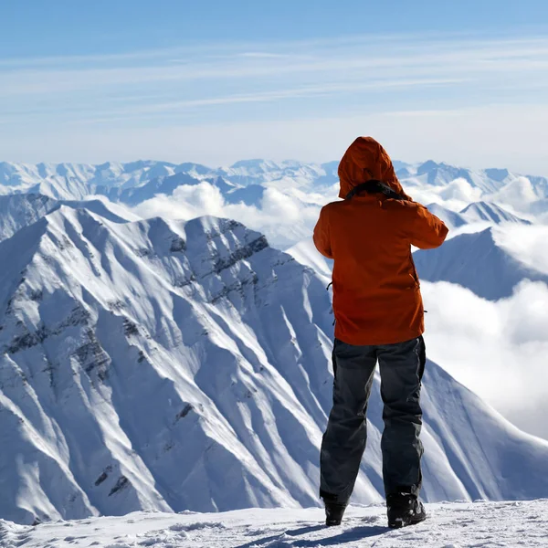 Skidåkare Gör Foto Toppen Snöiga Berget Fin Soldag Kaukasus Vintern — Stockfoto