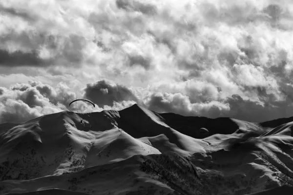 Evening Sunlight Mountain Clouds Silhouette Paraglider Caucasus Mountains Georgia Region — Stock Photo, Image