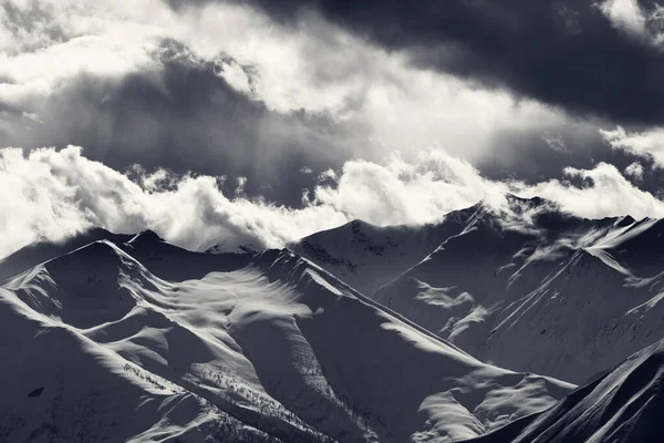 Abends Berge Und Wolkenverhangener Himmel Mit Sonnenstrahlen Blick Von Der — Stockfoto