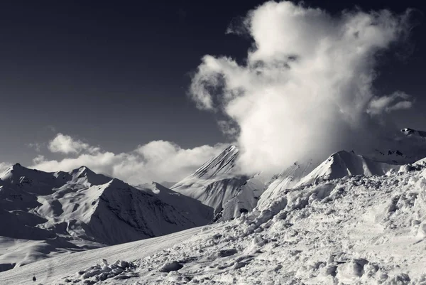 Snowdrift Pista Esquí Hermosas Montañas Nevadas Montañas Del Cáucaso Georgia —  Fotos de Stock