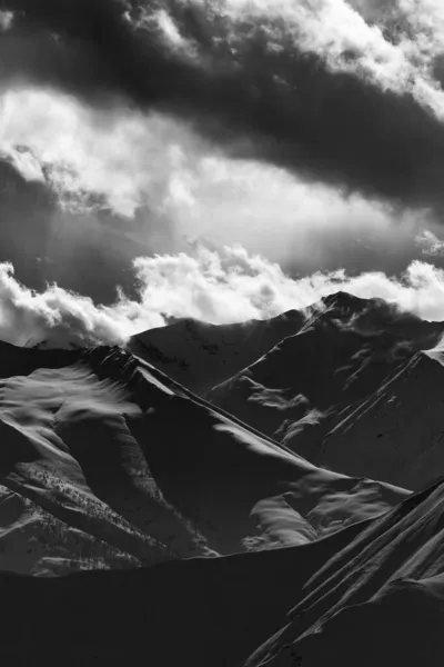 Zwart Witte Avond Besneeuwde Bergen Mist Uitzicht Vanaf Skipiste Kaukasus — Stockfoto