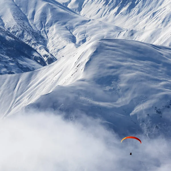 Parapente Dans Les Montagnes Enneigées Dans Brume Montagnes Caucase Hiver — Photo