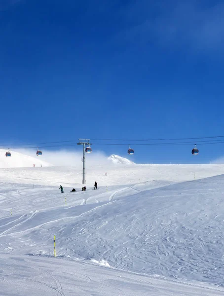 ゴンドラのリフトと雪のスキー場は素晴らしい太陽の夜に霧の中です ジョージア州 グドーリ地方のコーカサス山脈 — ストック写真