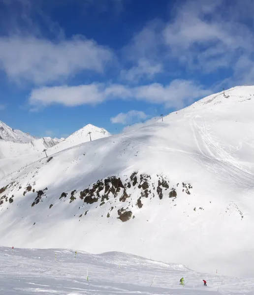 Lyžař Snowboardista Sjíždějící Kopce Zasněžené Freeridové Trase Hory Mraky Slunečného — Stock fotografie