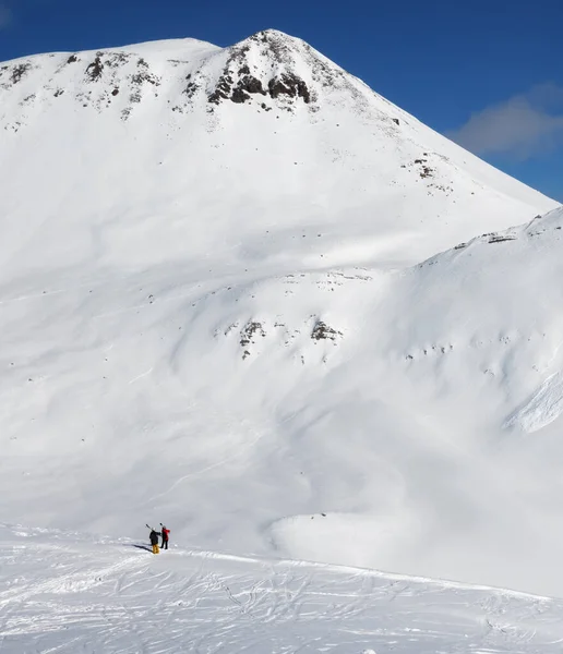 Två Skidåkare Med Skidor Axeln Och Snöig Offpist Med Spår — Stockfoto