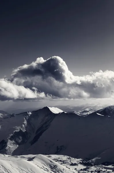 Sonnenlicht Schneebedeckte Berge Sonnigen Winterabend Kaukasus Georgien Region Gudauri Schwarz — Stockfoto