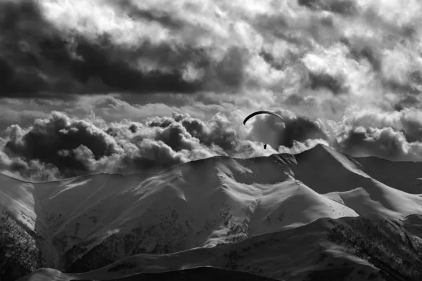 Abendlicher Berg Mit Wolken Und Silhouette Eines Fallschirmspringers Kaukasus Georgien — Stockfoto