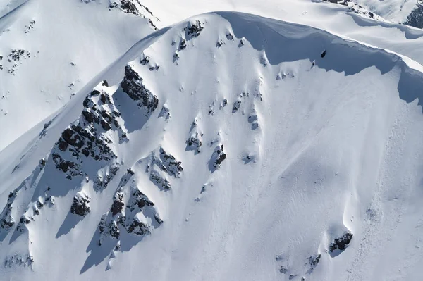 Snö Cornice Vinterbergen Kall Sol Dag Kaukasus Regionen Dombay Utsikt — Stockfoto