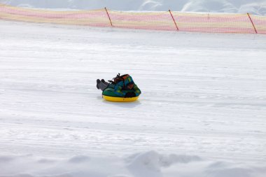 Kar boruları karlı dağlarda güneş altında kayak merkezinde.
