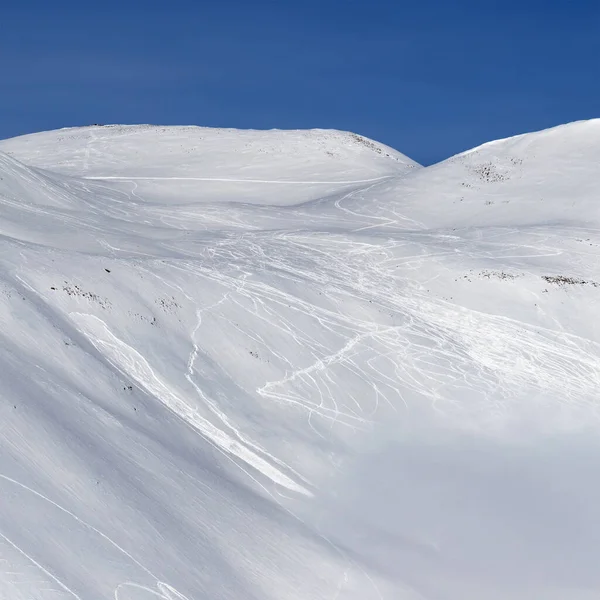 スキー スノーボード 雪崩の痕跡を解放するための雪の斜面 コーカサス山脈での太陽の冬の日 ジョージア州 地域グドーリ — ストック写真