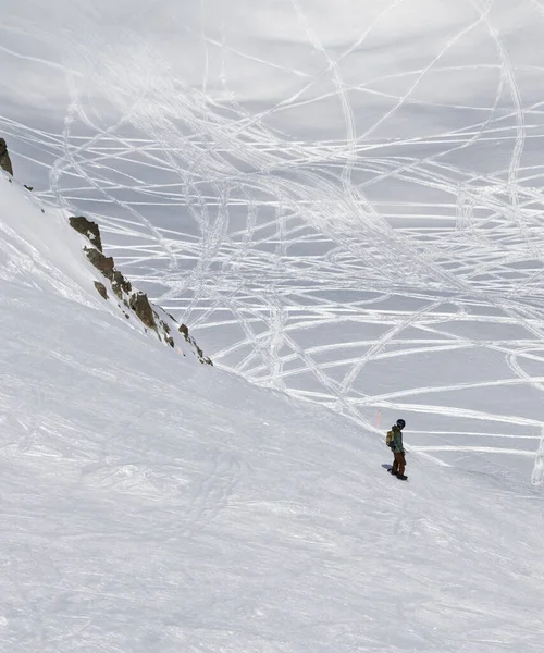 Snowboarder Cuesta Abajo Pendiente Libre Día Frío Sol Montañas Del — Foto de Stock