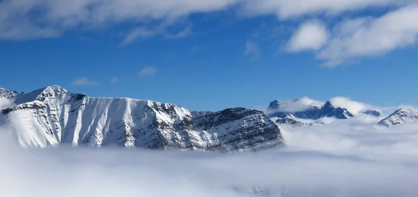 Güneşli Bir Günde Sisli Karlı Güneş Işığı Dağlarının Panoramik Manzarası — Stok fotoğraf
