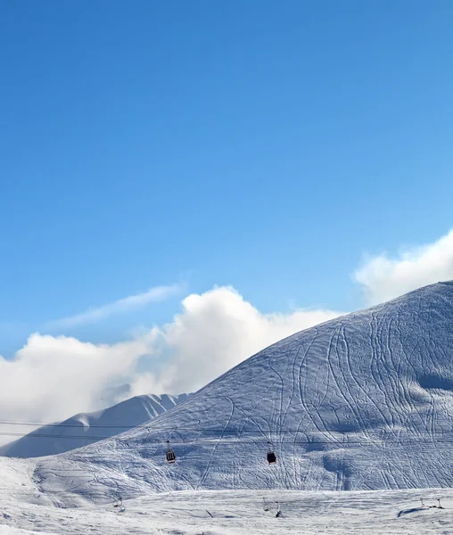 Gondola Lift Havas Piste Sípálya Nyomokban Sílécek Snowboardok Szép Nap — Stock Fotó