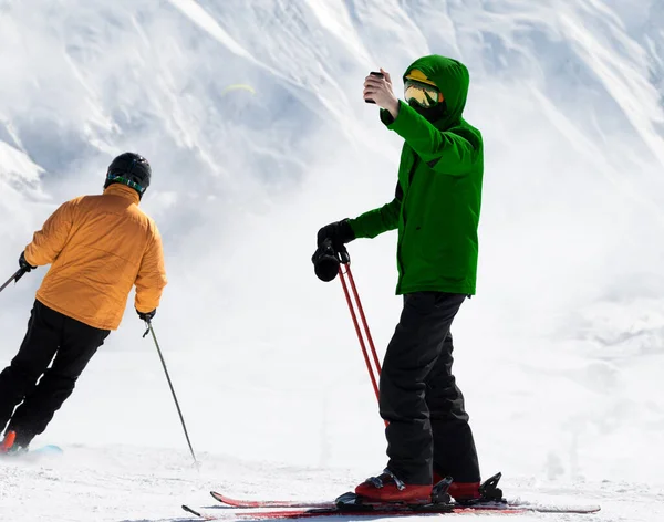Skier Κάνει Selfie Στο Τηλέφωνο Κάμερα Και Χιονισμένο Βουνό Στην — Φωτογραφία Αρχείου