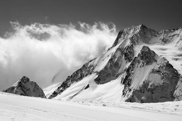 Schwarz Weißer Blick Auf Schneebedeckte Sonnenscheinberge Wolken Kaukasus Region Dombay — Stockfoto