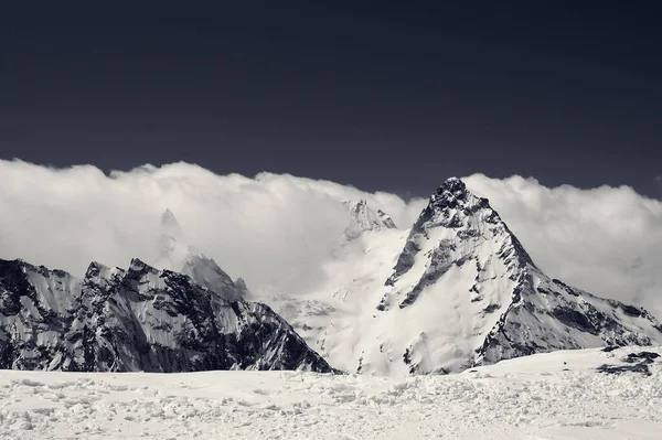阳光普照的黑白雪山 从滑雪场上眺望 高加索山脉 冬季东湾地区 — 图库照片