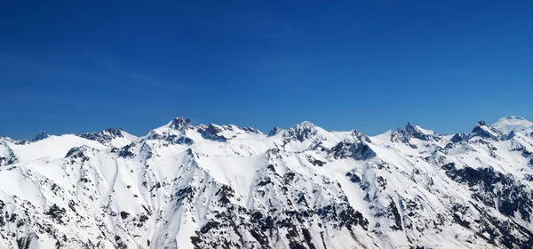 Panorama Pokrytych Śniegiem Gór Błękitne Niebo Słoneczny Zimny Dzień Widok — Zdjęcie stockowe