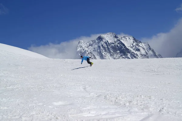 Descida Snowboarder Altas Montanhas Nevadas Dia Inverno Sol Cáucaso Montanhas — Fotografia de Stock