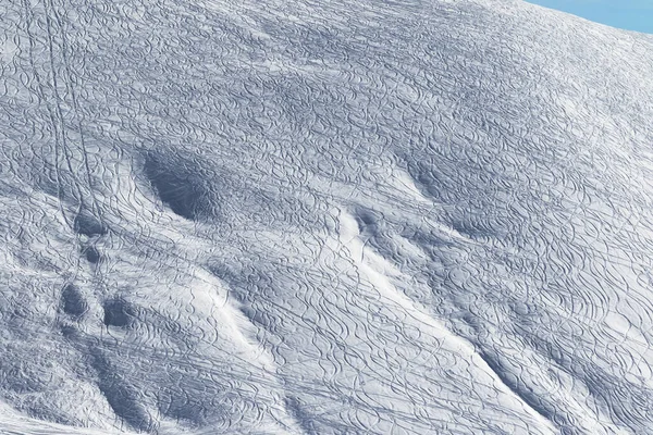 Snowy Piste Piste Voor Freeride Met Sporen Van Ski Snowboards — Stockfoto