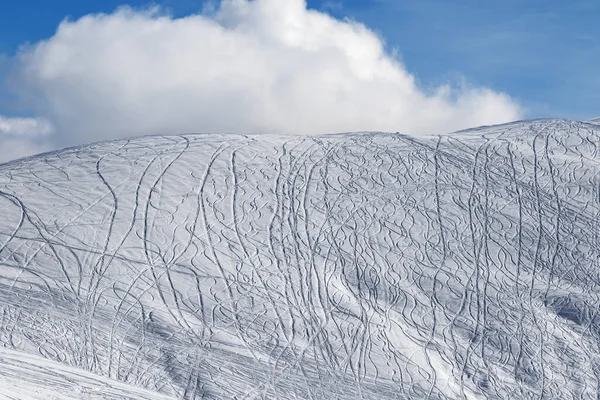 Kar Pisti Yamaçlarında Kayak Izleri Snowboard Lar Kış Sabahı Bulutlu — Stok fotoğraf