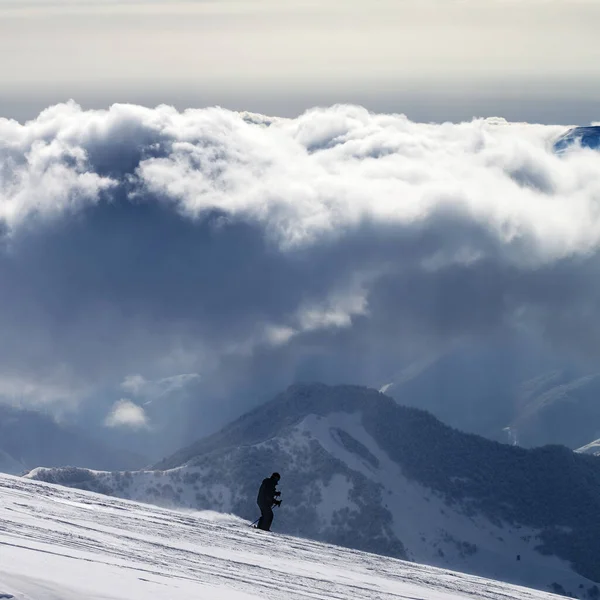 Skifahrer Bergab Auf Schneebedeckter Skipiste Und Sonnenlicht Gewitterwolken Vor Schneesturm — Stockfoto