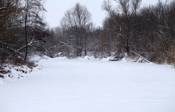 Зимним Вечером Замерзшая Река Покрыта Снегом — стоковое фото