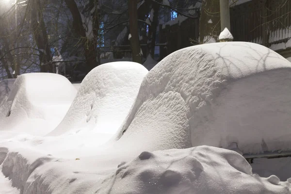 Snö Täckta Bilar Efter Snöfall Natten Stad — Stockfoto