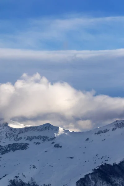 Kış Akşamları Kar Pisti Yamaçlarında Bulutlarda Güneş Işığı Dağlarında Kafkas — Stok fotoğraf