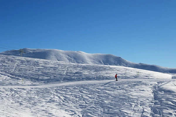 Skier Κατάβαση Στην Πλαγιά Του Σκι Στο Κρύο Πρωί Ήλιο — Φωτογραφία Αρχείου