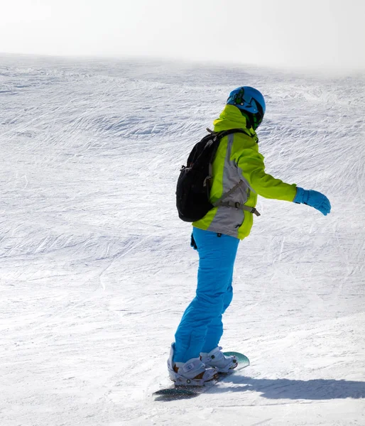 Snowboarder Zjazd Śnieżnym Stoku Piste Słoneczny Zimowy Dzień Mgłą Kaukaz — Zdjęcie stockowe