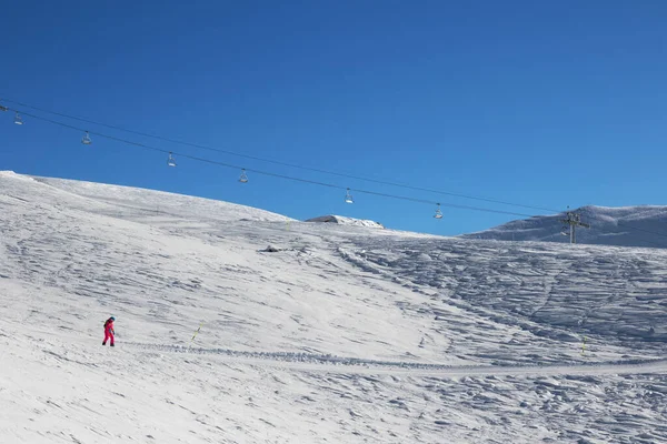 Snowboarder Downhill Skipiste Bij Koude Zondagochtend Georgia Regio Gudauri Kaukasus — Stockfoto